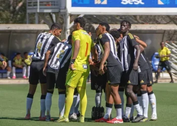 Atlético vence Real e avança